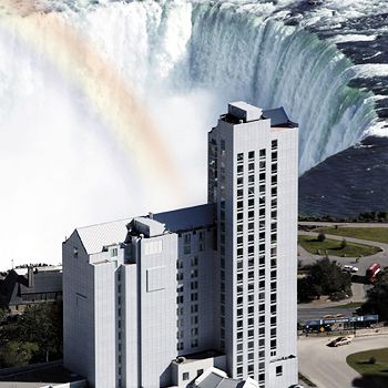 My Travelution - Travel Club - The Oakes Hotel Overlooking the Falls