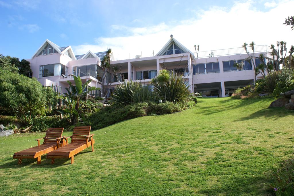 My Travelution - Travel Club - Pink Lodge On The Beach