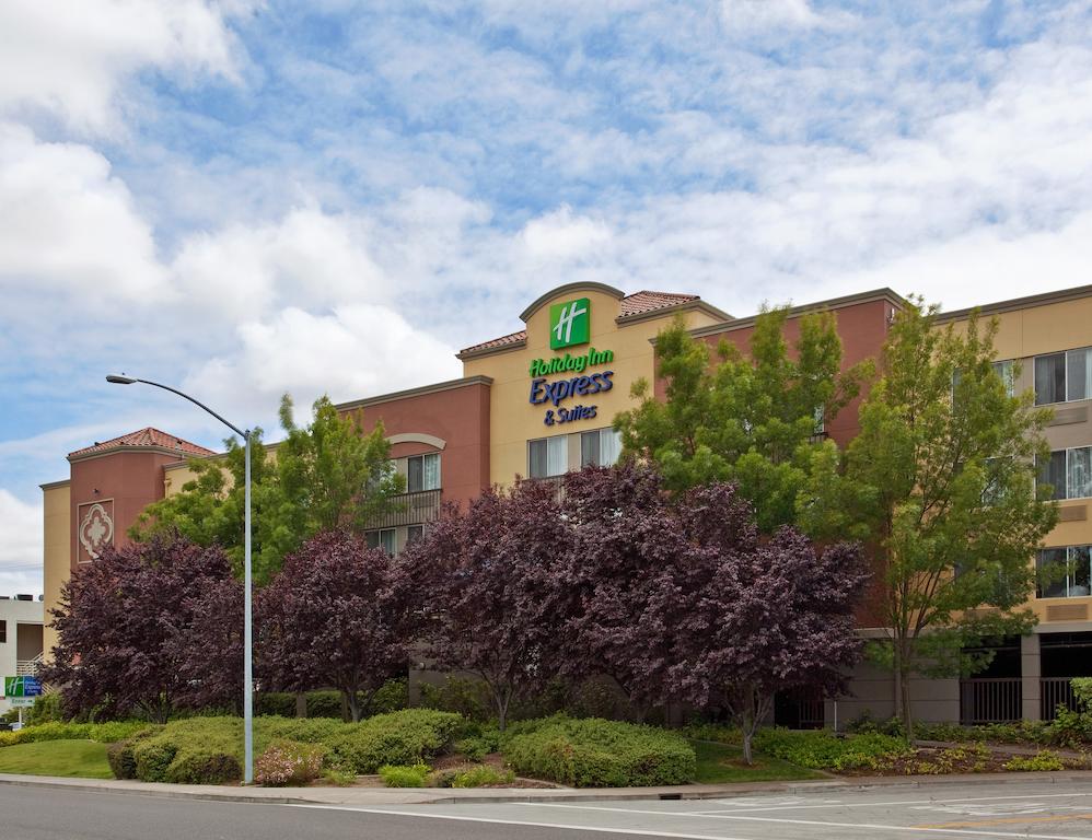 My Travelution - Travel Club - Holiday Inn Express Hotel & Suites Belmont Hotel