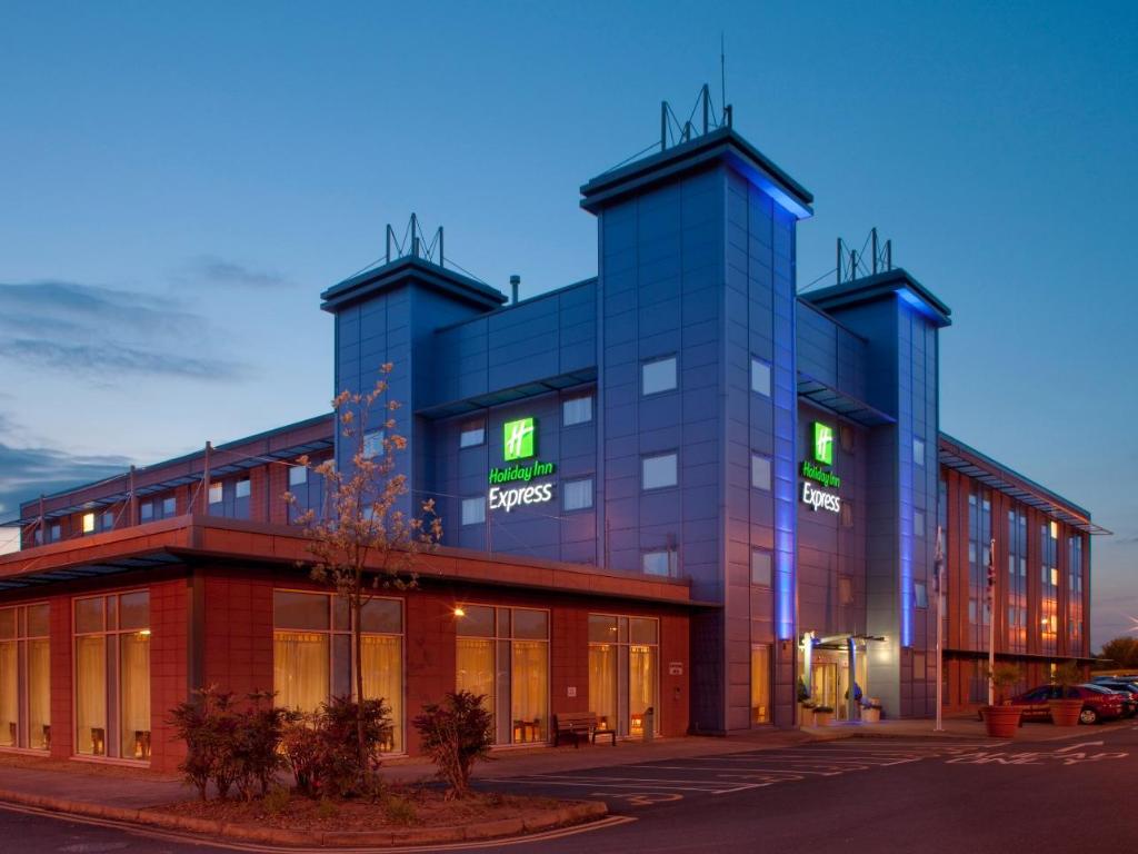 My Travelution - Travel Club - Holiday Inn Express Oxford - Kassam Stadium