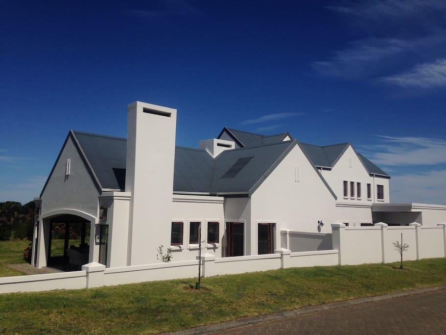 My Travelution - Travel Club - Luxurious Cape Dutch home in Kingswood