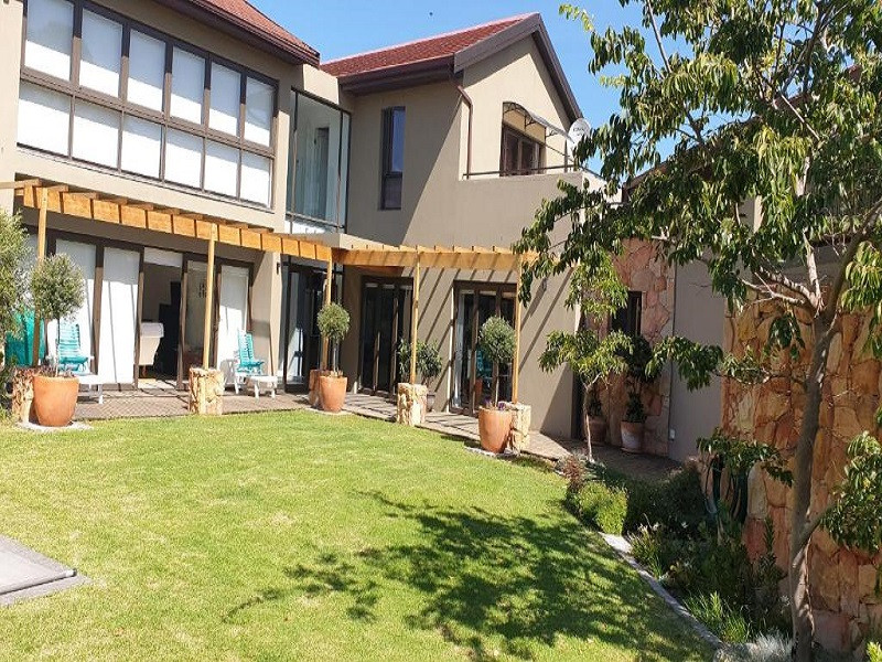 My Travelution - Travel Club - Raithby Heights-Modern spacious home in heart of Cape Winel