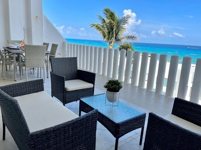 My Travelution - Travel Club - Beachfront Residence with Pool & Stunning Views